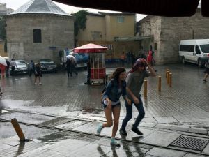 Taksimde Vatandaşlar Yağmura Hazırlıksız Yakalandı