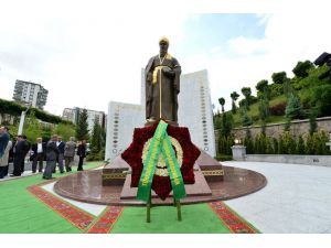 Türkmenistan Cumhurbaşkanı’ndan Mahdumkulu Anıtı’na Ziyaret