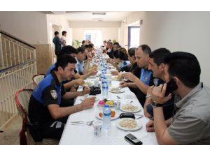 Denizlide Polisten Pilav İkramı