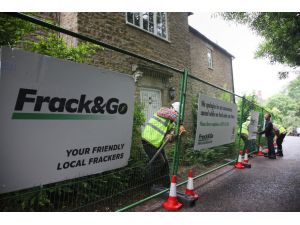 Greenpeace, Cameron’ın Evini Tel Örgülerle Kuşattı