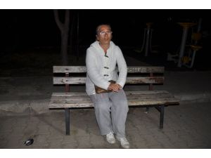 Sokakta Yaşayan Anne Kız Vatandaşlardan Yardım Bekliyor