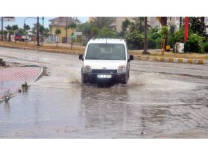 Antalya’da Sağanak Yağış Etkili Oldu