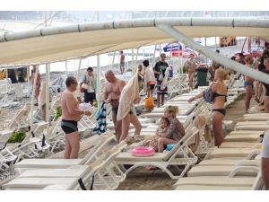 Kemer Plajlarında Yağmur Molası