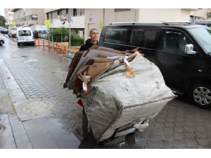 Yağmur Altında Ekmek Parası Kazanmak İçin Çalışıyor