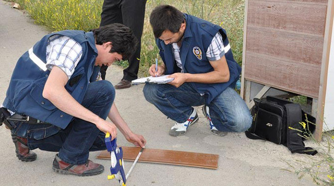 6 Metrelik Reklam Tabelasından Düşen Çocuk Ağır Yaralandı
