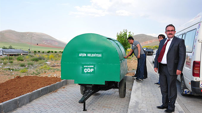 Afşin Sanayi Sitesine Belediye Ekiplerinin Yaptığı Çöp Römorkları Bırakıldı