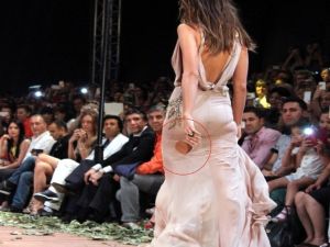 Yırtık Elbise İçin ’’Bahanesi’’ Hazır