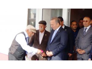 90 Yaşındaki Huzurevi Sakini Valiyi Yoluna Güller Dökerek Uğurladı