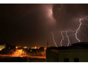 (Özel Haber) Erzurum’da Şimşekler Gökyüzünü Aydınlattı