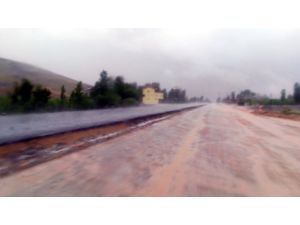 Dolu Yağışı Karayolunu Beyaza Bürüdü