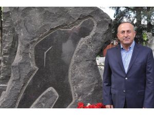Nazım’ın Mezarında Bir Bakan