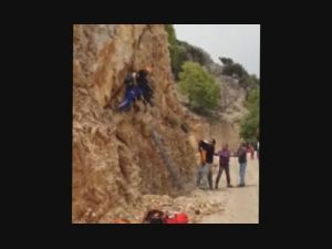 Paraşütçü Kayalıklarda Asılı Kaldı