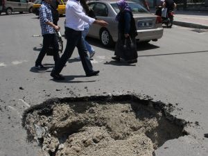 Karayolunda Çökme Meydana Geldi