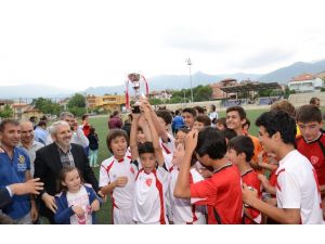 Denizli Büyükşehir Belediyesi U13 Takımı Kupasını Aldı