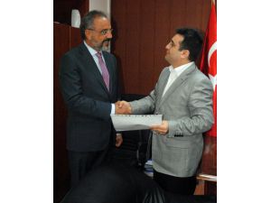 Başkan Sırrı Sakık Mazbatasını Aldı