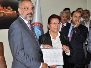 Mazbatasını Aldı Koltuğuna Oturdu