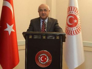 Cemil Çiçek’ten Bayrak Tepkisi