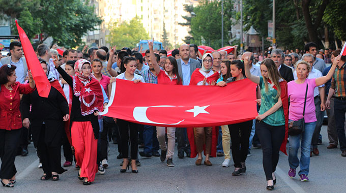 Ülkü Ocakları’ndan Bayrağa Saygı Yürüyüşü 