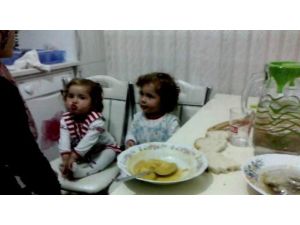 Sevimli İkizlerden Anneye Sitem :)