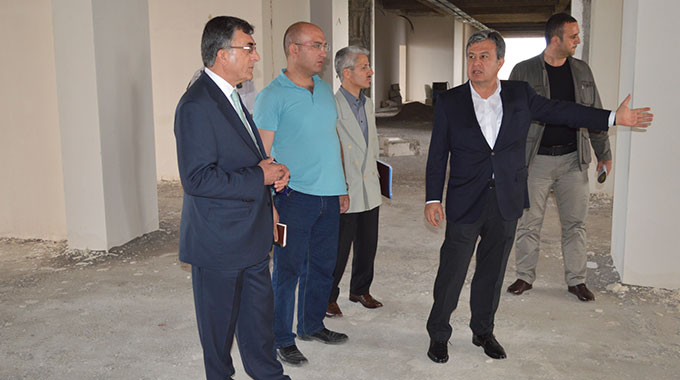İş Adamı Kurtul Yaptırdığı Fakültenin İnşaatını Gezdi