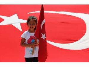 Türk Bayrağının İndirilmesi Adanada Protesto Edildi