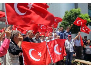 Adliye Çalışanları Diyarbakırdaki Bayrak İndirme Olayını Protesto Etti