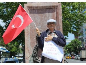 70’lik Dede Bayrağa Saldırıyı Duran Adam Eylemi İle Protesto Etti