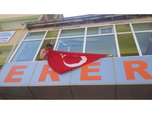 Suşehri’nde Esnaf İş Yerlerine Türk Bayrağı Astı