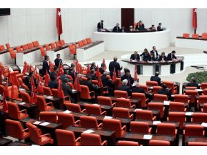 Mecliste Türk Bayraklı Tepki