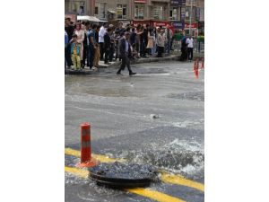 Erzurum’da Su Şebekesi Patladı, Cadde Sular Altında Kaldı