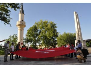 Bayrak İndirme Protesto Edildi