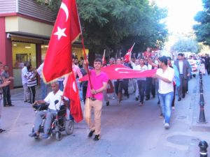 Uzunköprü Ülkü Ocaklarından Bayrak Yürüyüşü