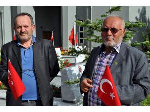 Şehit Ailelerinden, Bayrak İndirilmesine Tepki