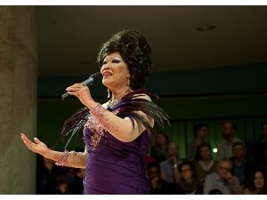 Asyalı Sanatçı Bülent Ersoyu Taklit Etti