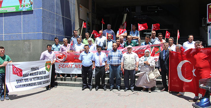 Şehit Aileleri Ve Gazilerden Türk Bayrağının İndirilmesine Tepki