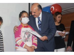 Bakan Müezzinoğlu, Lösemi Tedavisi Gören Çocuklara Karnelerini Verdi