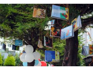 Öğrenciler Doğada Kitap Okudu