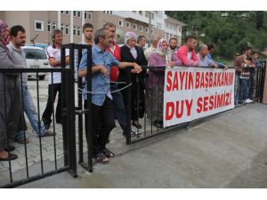 Dedesinin İsmini Verdiği Okula Bu Kez Kendisini Zincirledi