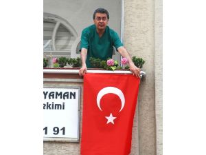 Diş Hekimlerinden Bayraklı Tepki