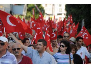 Antalya’da Bayrak Protestosu