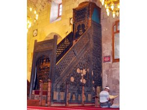 (Özel Haber) 800 Yıllık Minbere Emitasyon Kapı Kanatları Takıldı