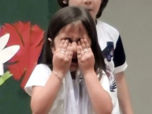(Özel Haber) Mendili Düşen Minik Öğrenci, Gösteriyi Gözyaşları İçinde Terk Etti