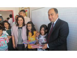 Öğrencilere Kürtçe-türkçe Kitap Dağıtıldı