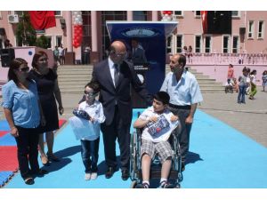 Engellere Rağmen Karnesine Kavuştu