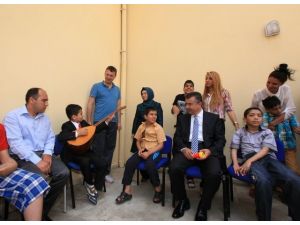 Vali Lekesiz’e Oyuncak Mikrofon Şoku