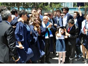 Bakan Avcı 43 Yıl Sonra Yeniden Cübbe Giydi, Kep Attı