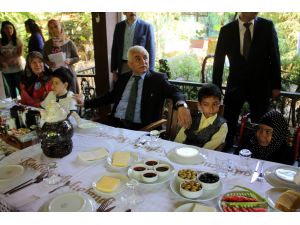 Evde Eğitim Gören Öğrencilerin Karne Sevinci