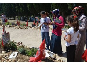 Madenci Çocukları Karnelerini Alıp Babalarına Koştular