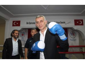 Hacıosmaoğlu Ringe Çıktı, Boks Eldiveni Taktı