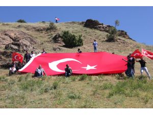 Alperenler Bingöl’de Dev Bayrak Açtı